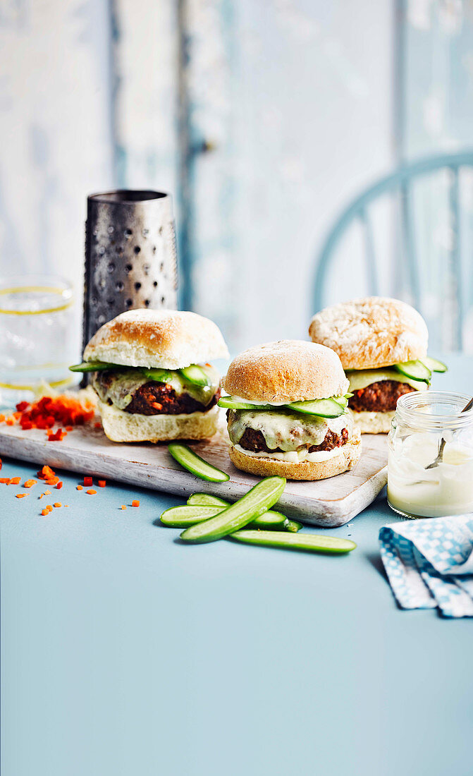 Burger mit Rindfleisch und roter Paprika