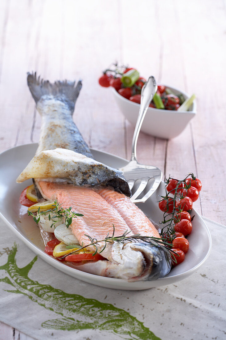 Ganzer Lachs mit Kirschtomaten und Rosmarin