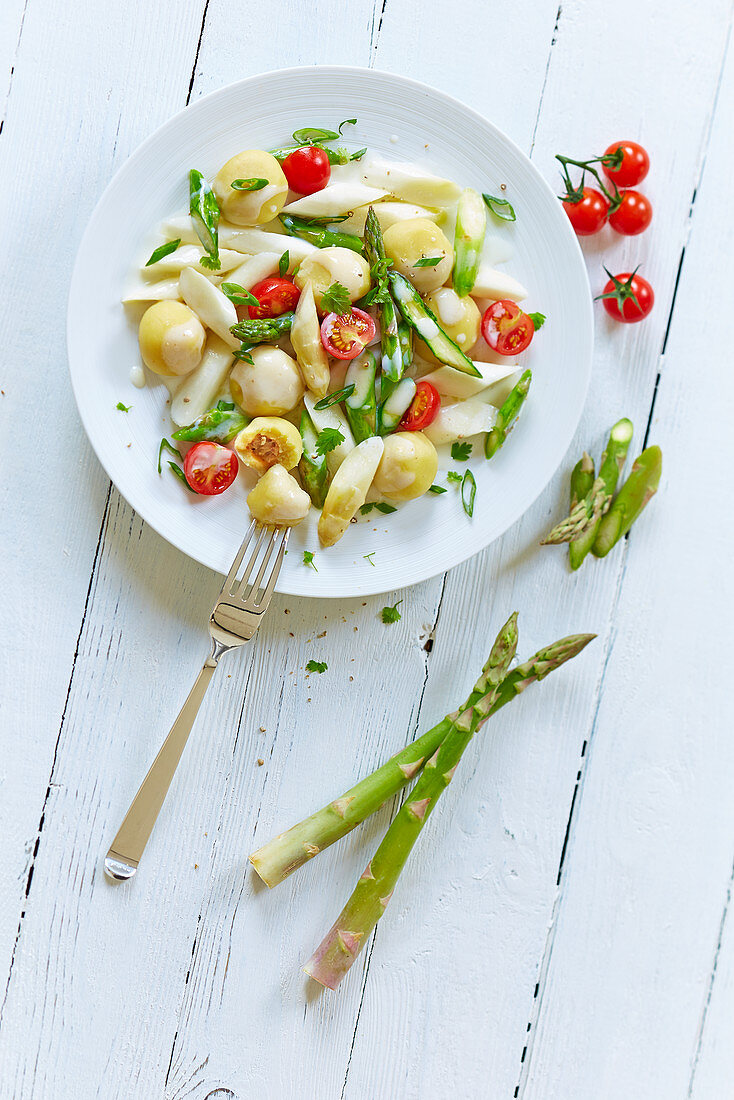 Gefüllte Miniklösschen mit Spargelragout und Kirschtomaten