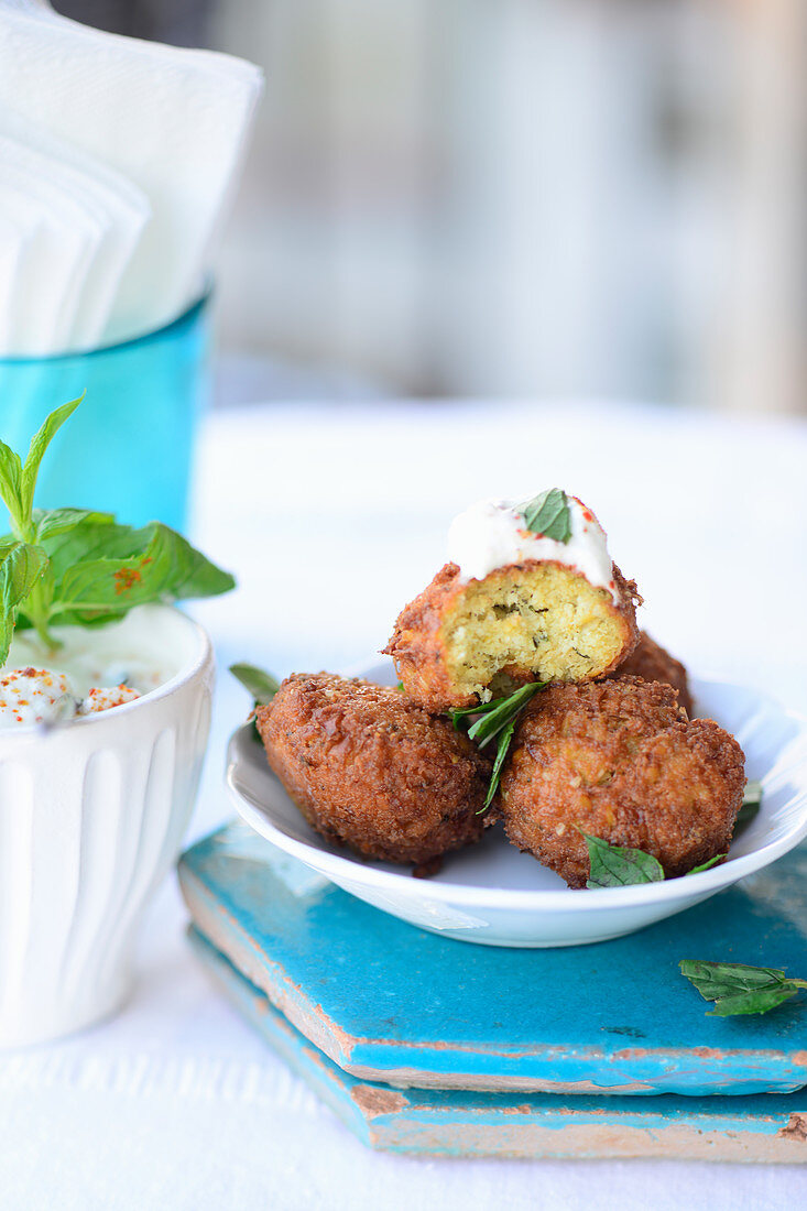 Türkische Falafel mit Ras-el-Hanout-Joghurt