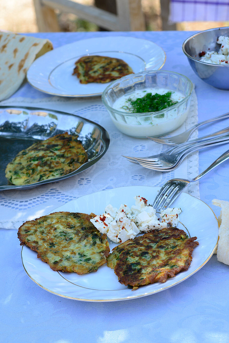 Türkische Zucchini-Kartoffel-Puffer mit Feta und Joghurt