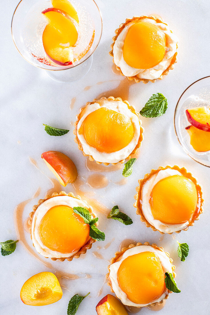 Bellini tartlets with prosecco and peach