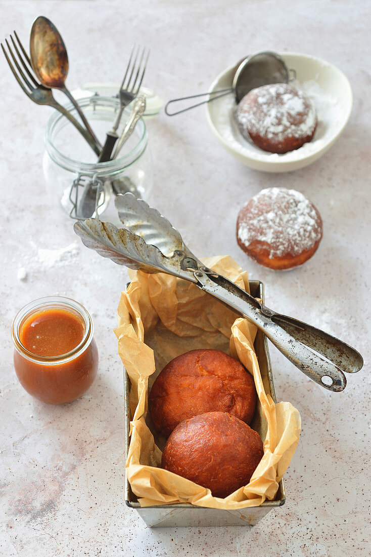 Selbstgemachte Donuts mit Karamellsauce