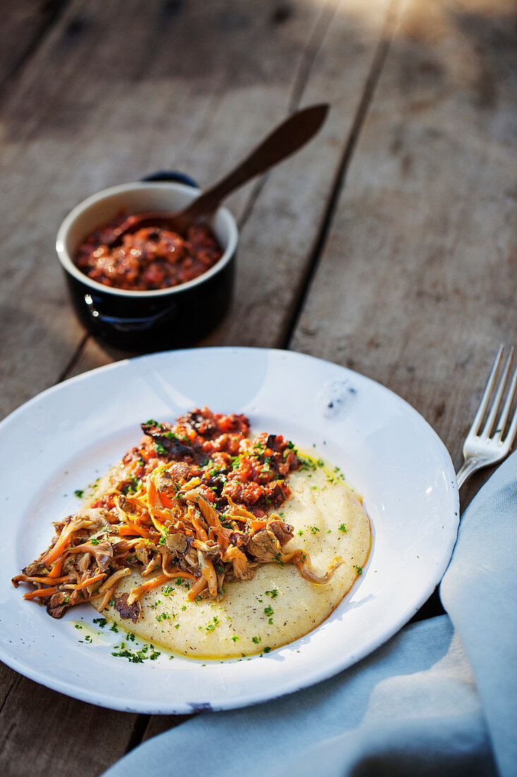 Polenta mit Fleischsauce und Pfifferlingen