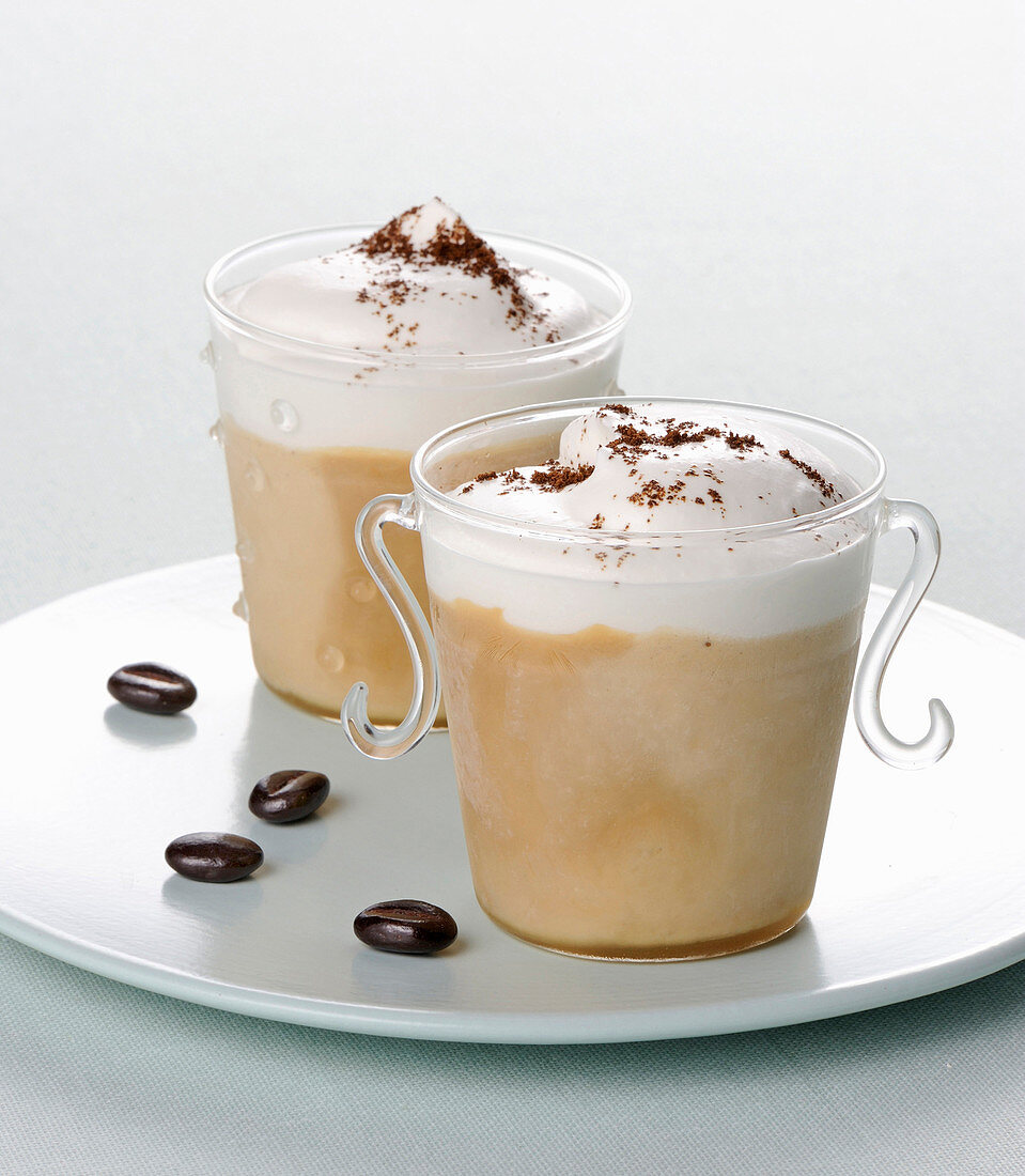 Joghurt-Kaffeeeis mit Schlagsahne und Kaffeepulver