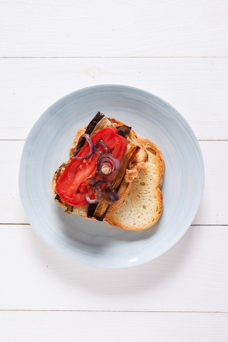 Sandwich mit Hummus, Aubergine und Tomate