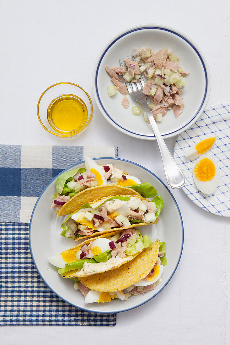 Tacos mit Thunfisch, Ei, Gurke und Thunfisch-Pfefferminz-Sauce