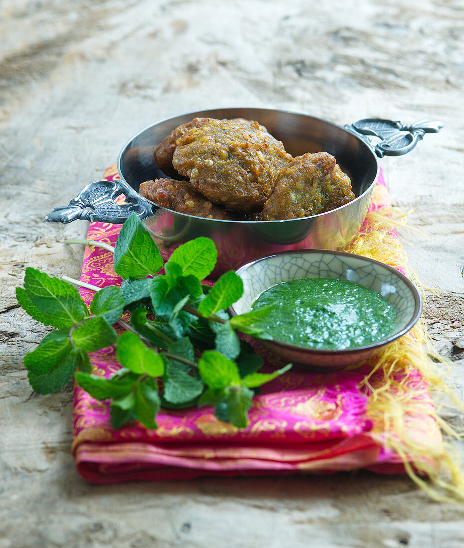 Lentil patties with mint sauce (India)