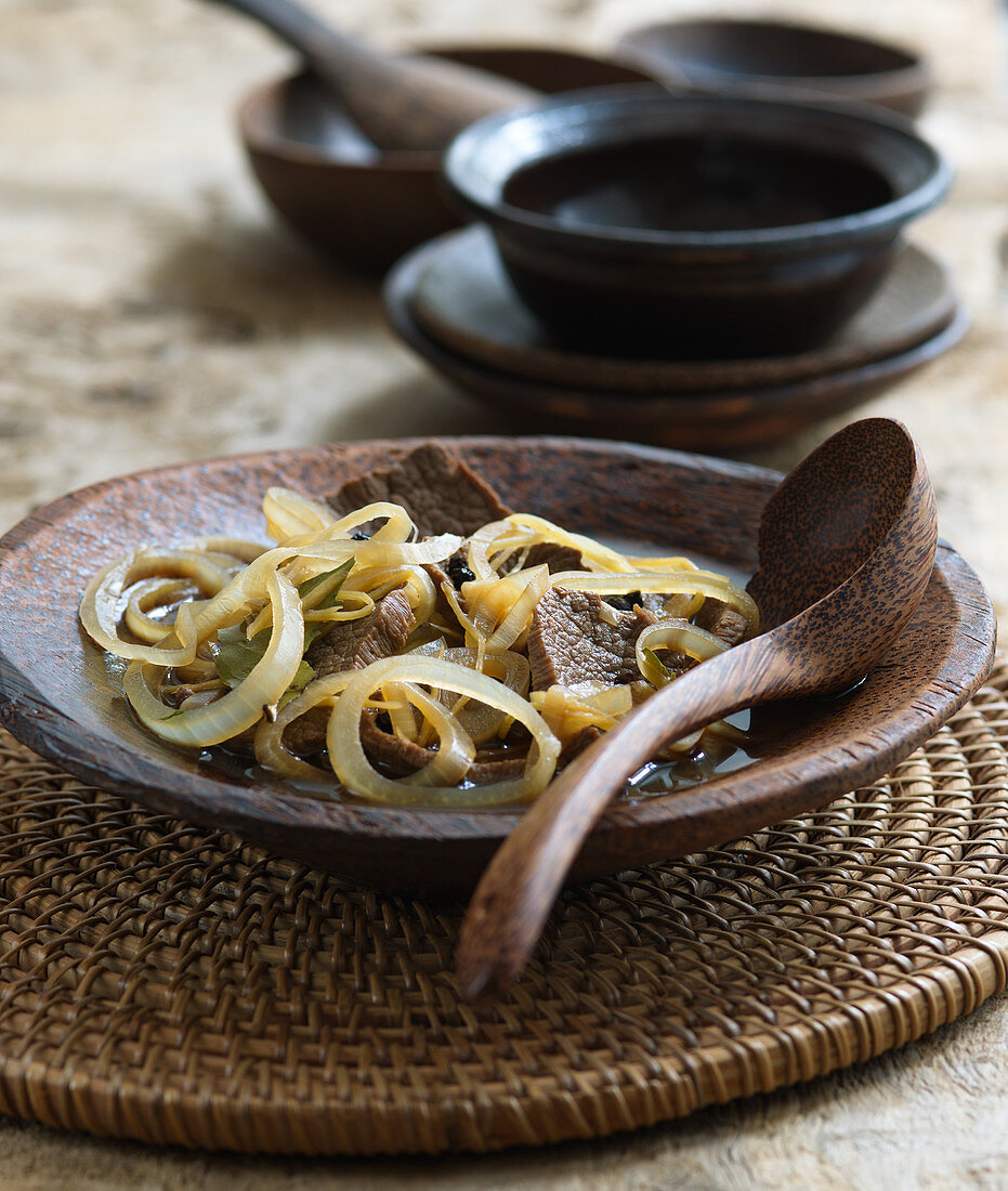 Philippinisches Adobo vom Rind mit Zwiebeln