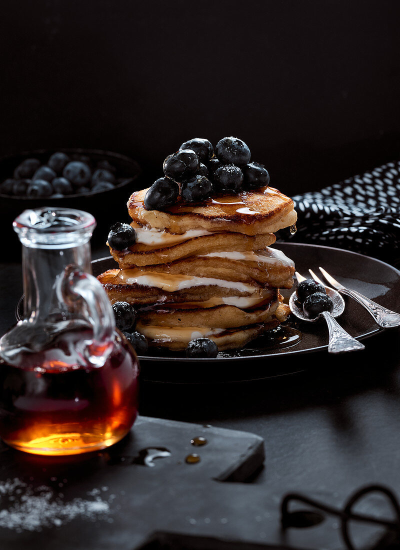 Pancakes mit Joghurt, Blaubeeren und Sirup