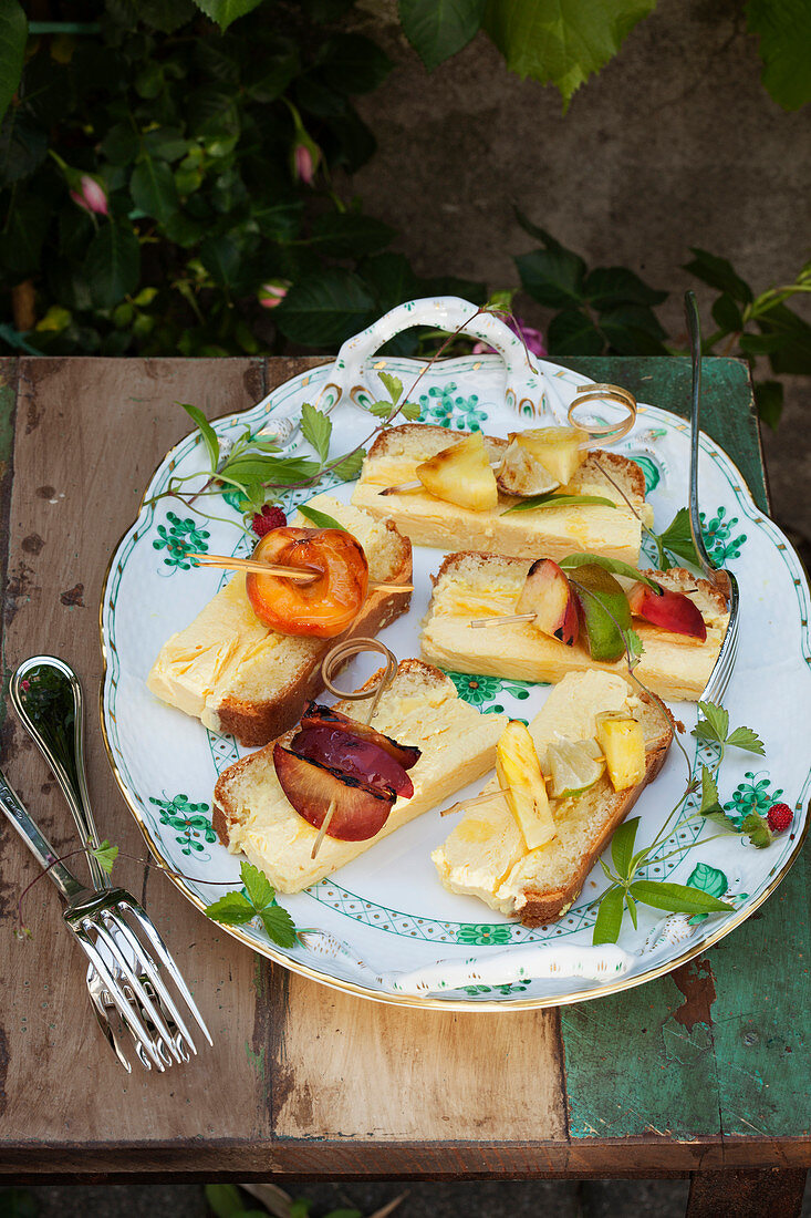 Eiskuchen mit gegrillten Obstspiessen