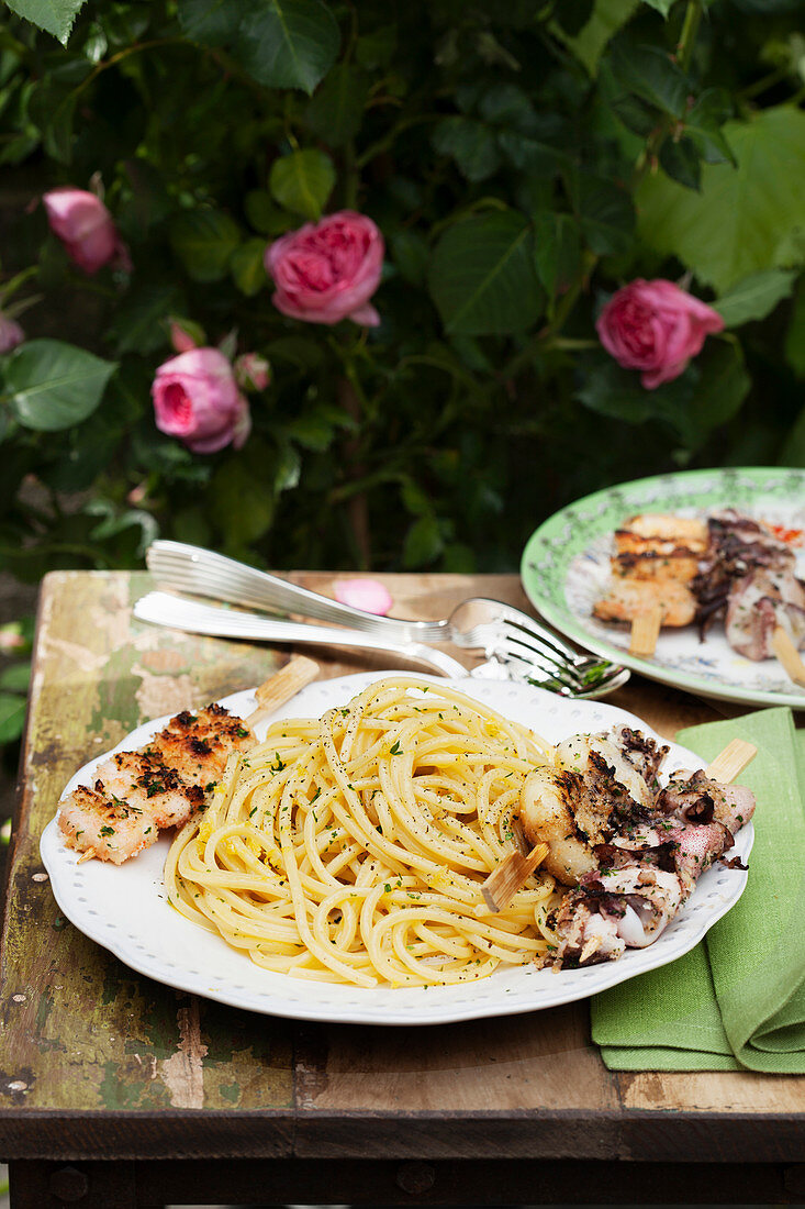 Spaghetti mit gegrillten Meeresfruchtspiesschen