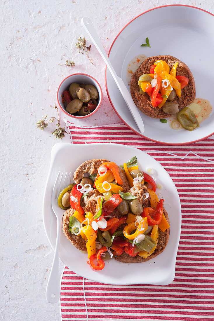 Brotsalat mit Paprika und Oliven