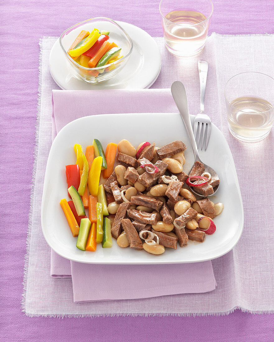 Rindfleisch-Bohnen-Salat mit gedünstetem Gemüse