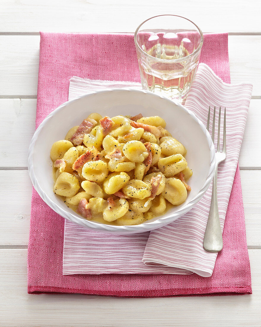 Gnocchi carrati (Gnocchi aus Hartweizengrieß mit Specksauce, Italien)