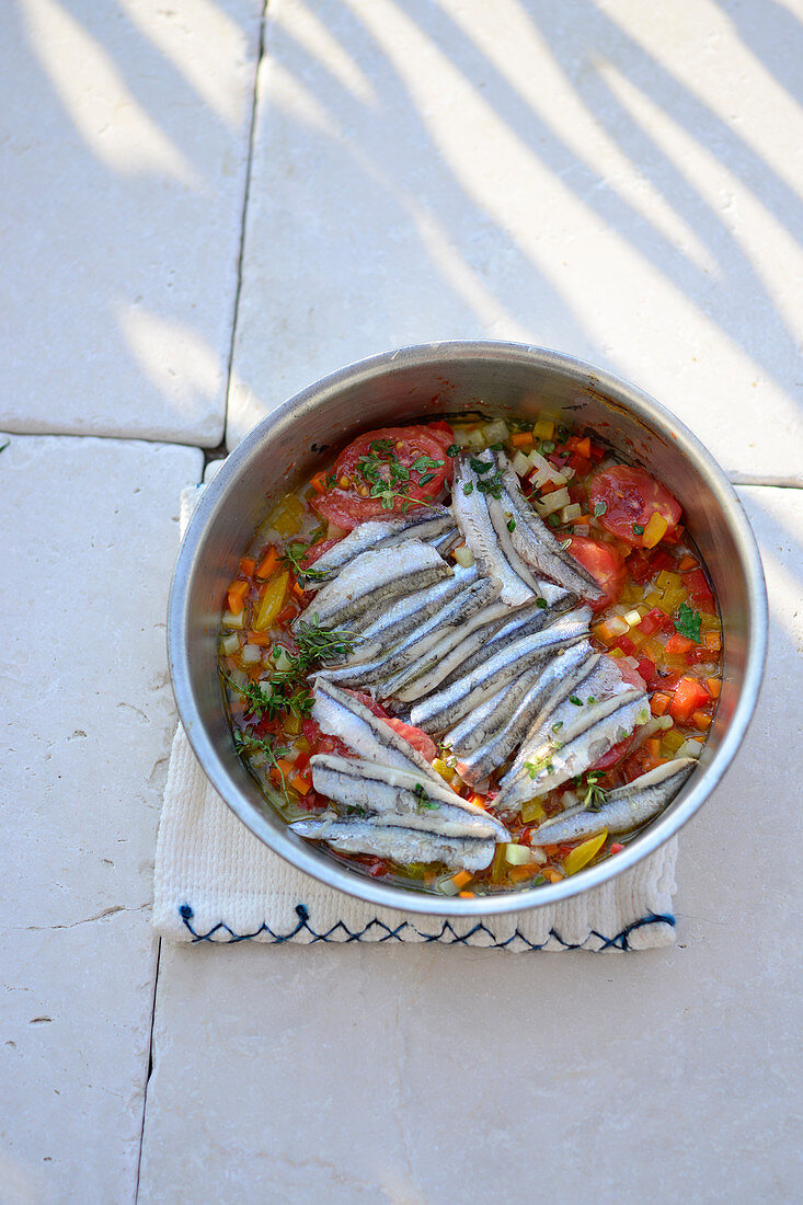Türkische Sardinenfilets mit mediterranem Gemüse aus dem Ofen