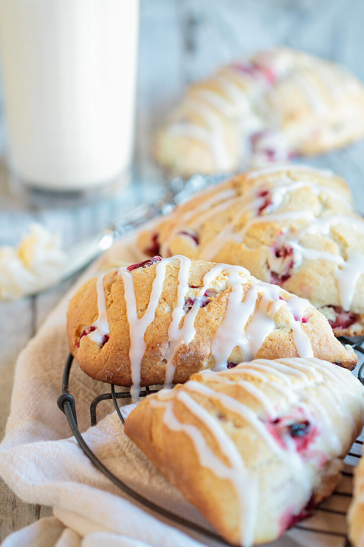 Kirsch-Scones mit Zuckerglasur