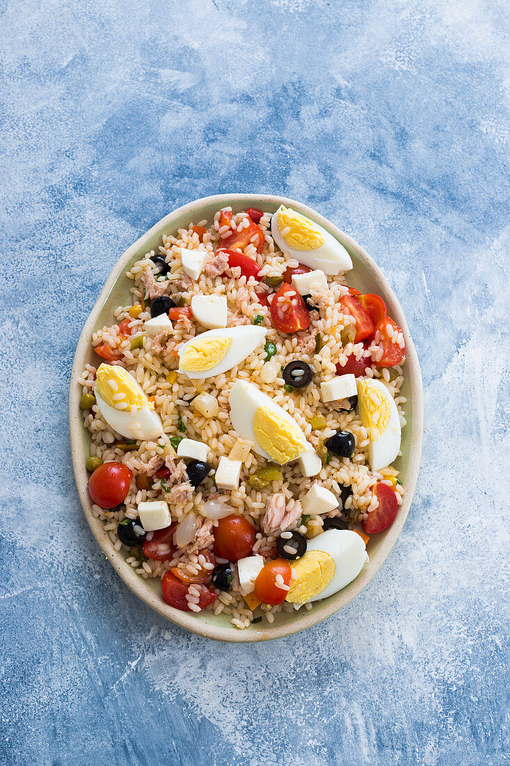 Sommerlicher Reissalat mit Thunfisch, Tomaten, Kapern und Ei (Italien)