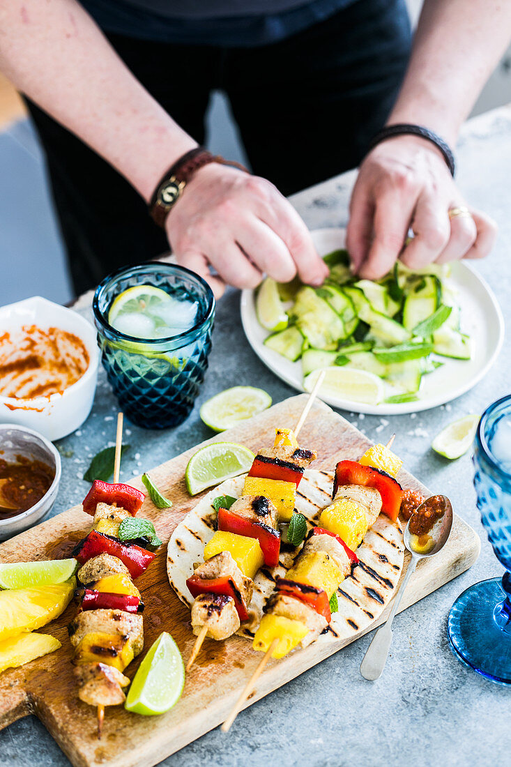Hähnchenspiess-Tacos mit Gurkensalat