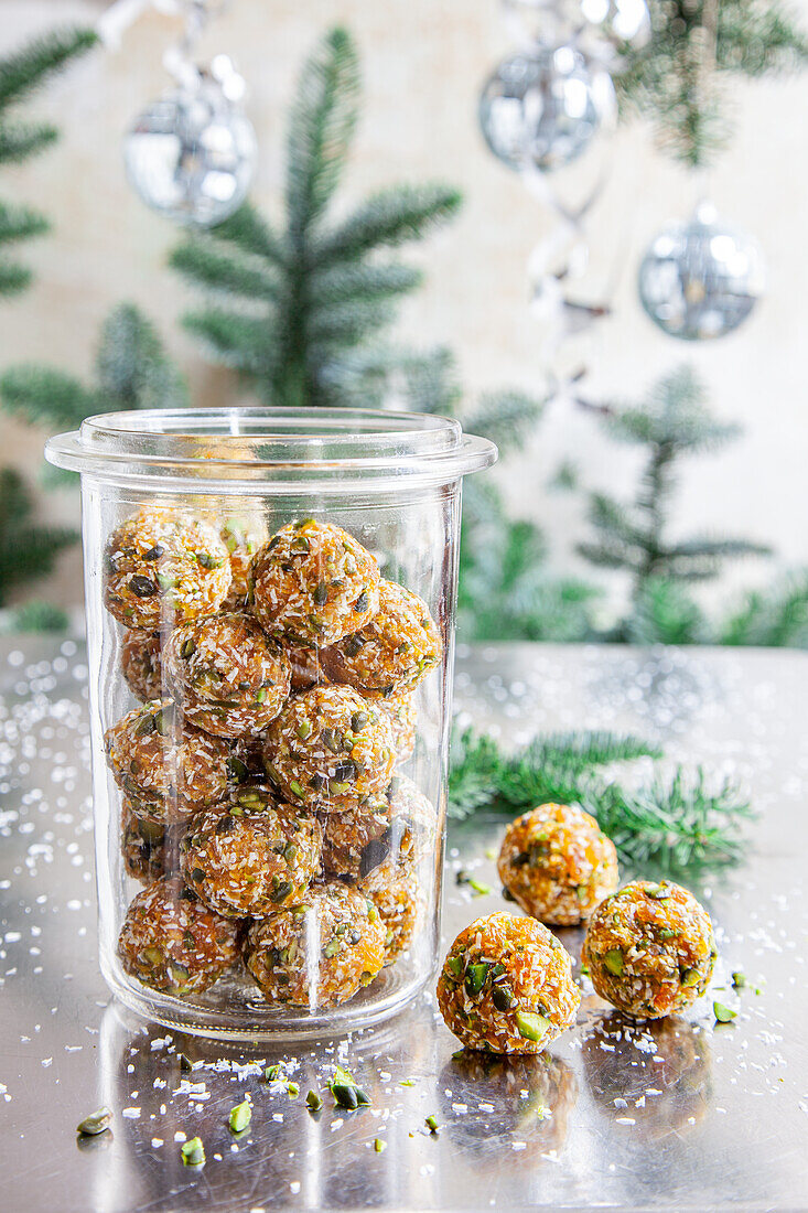 Pistachio apricot balls