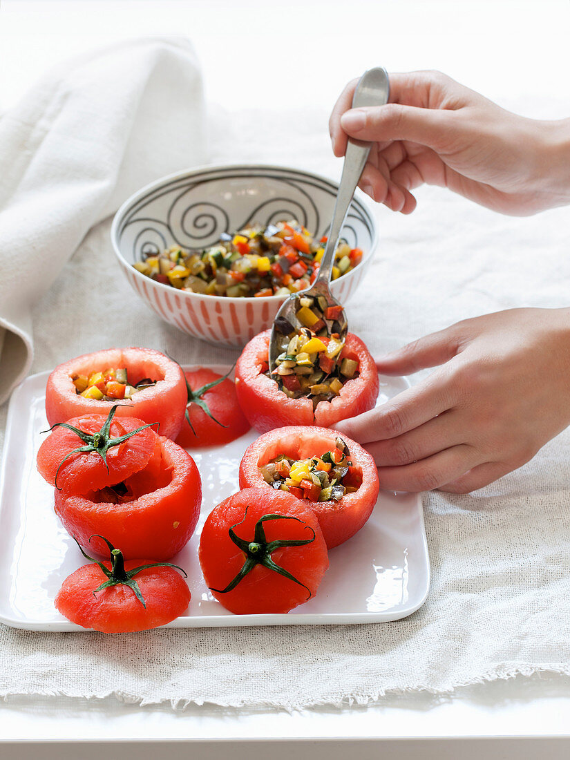 Tomaten mit Pfannengemüse füllen