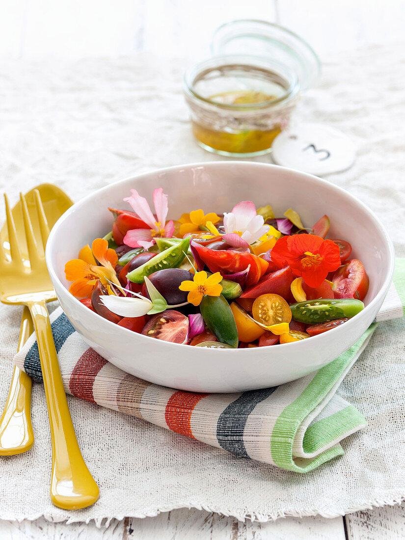 Tomatensalat mit Essblüten und orientalischem Dressing