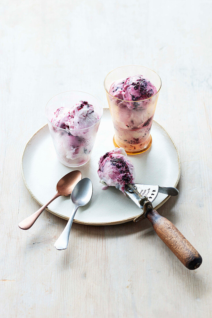 Frozen blackberry yogurt