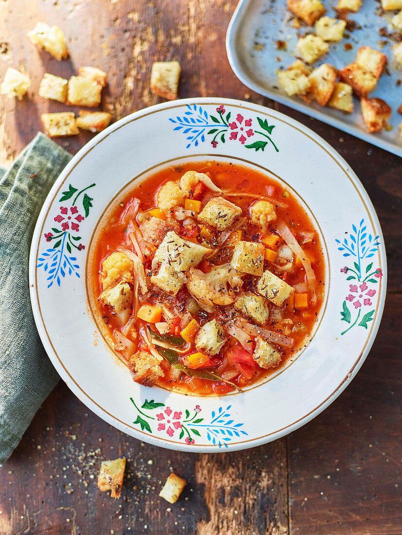 Gemüsesuppe mit Sauerteigcroutons