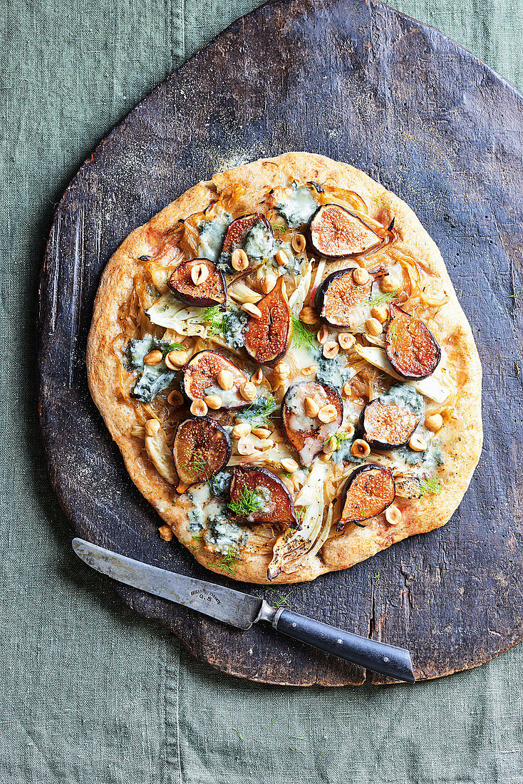 Rye pizza with figs, fennel, Gorgonzola and haselnuts