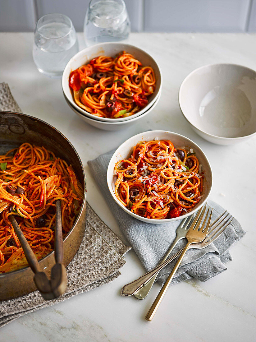 One-pan spaghetti with nduja, fennel and olives