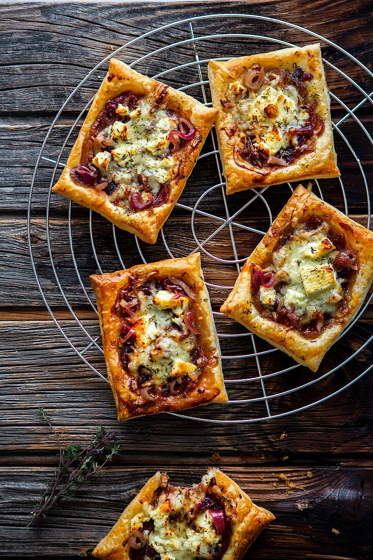 Blätterteigtartes mit sautierten Honigzwiebeln, Feta und Thymian