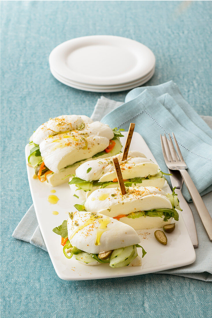 Mozzarellazopf mit Gurken-Rucola-Füllung