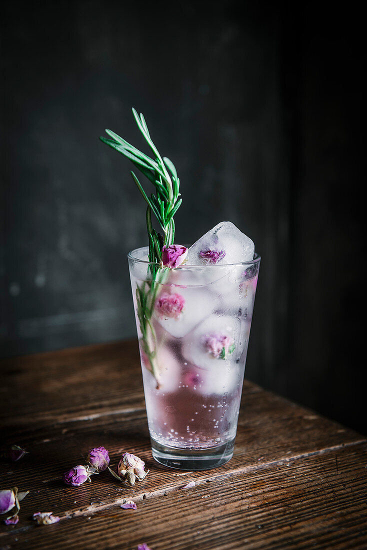 Rosenlimonade mit gefrorenen Rosen