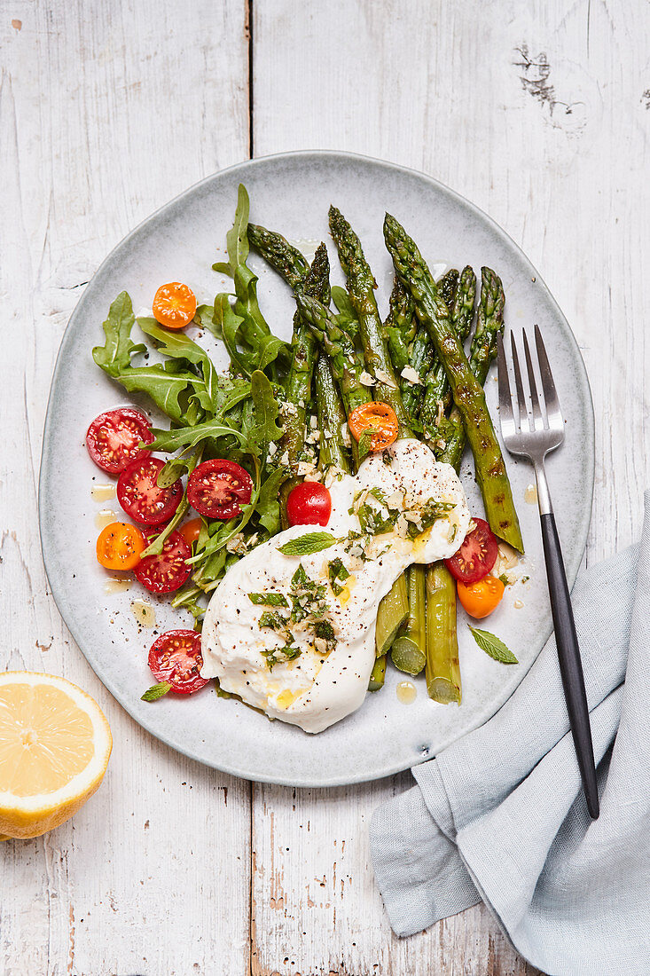 Grüner Spargel mit Burrata