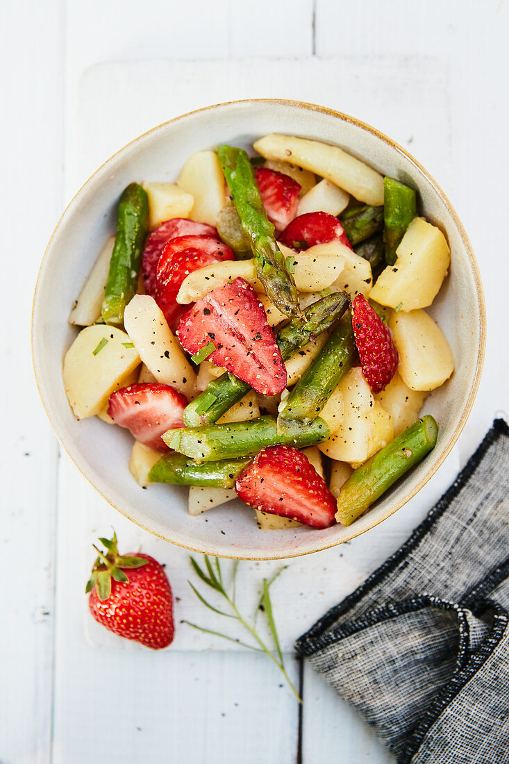 Kartoffelsalat mit Spargel und Erdbeeren