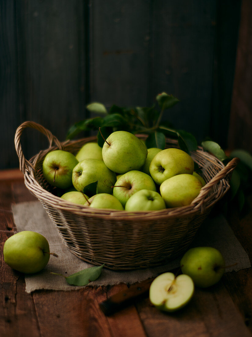 Äpfel der Sorte 'Granny Smith' im Weidenkorb