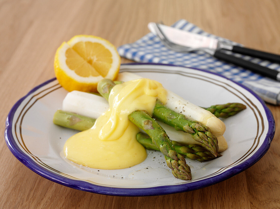 Mixed asparagus with hollandaise sauce