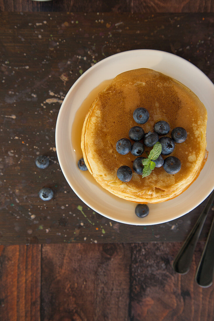 Pancakes mit Heidelbeeren und Ahornsirup