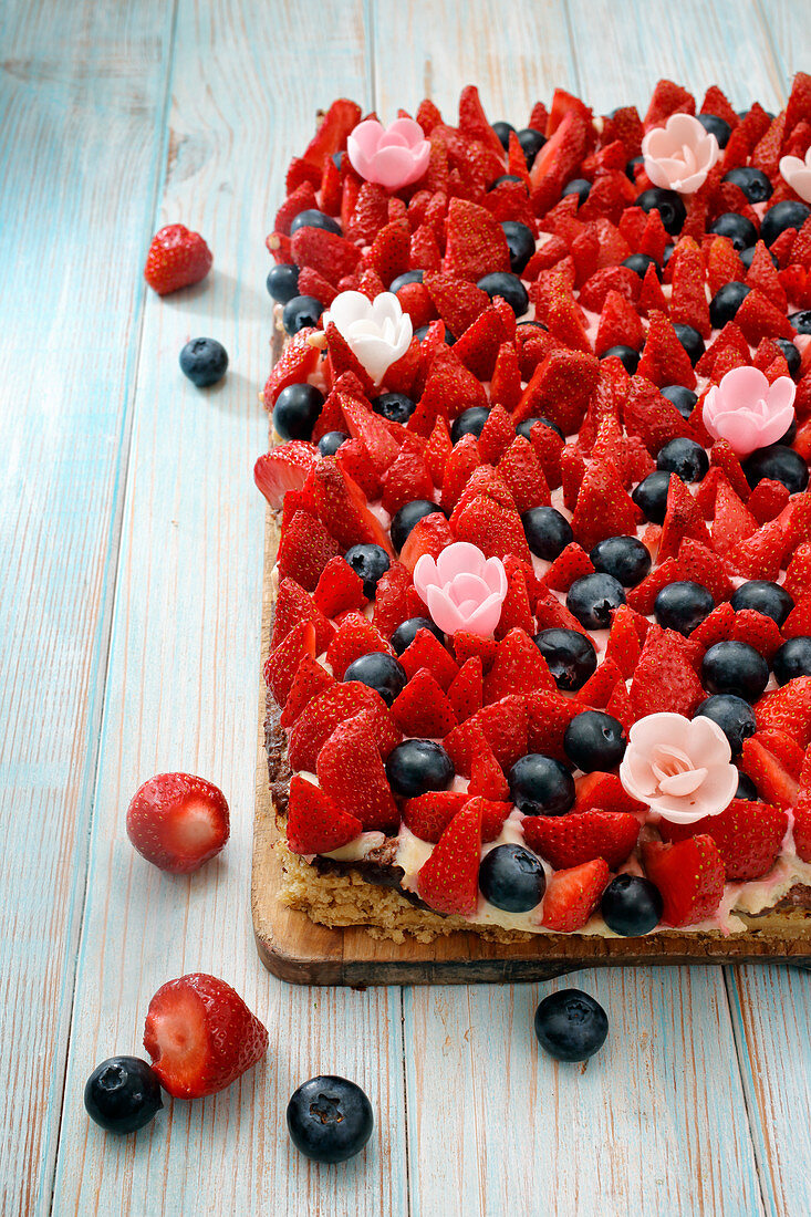 Sommerlicher Blechkuchen mit Erdbeeren und Blaubeeren