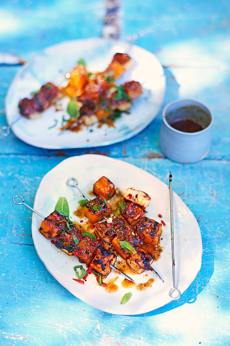 Gegrillte Tamarindenkürbis-Halloumi-Spiesse