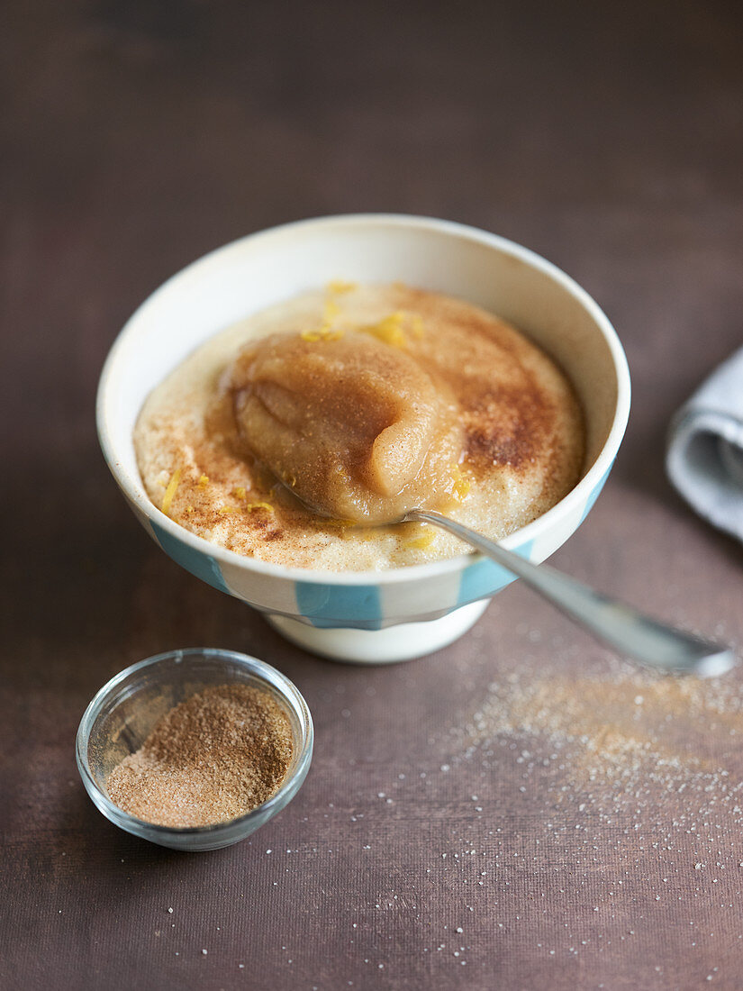 Porridge mit Birnenkompott und Zimtzucker