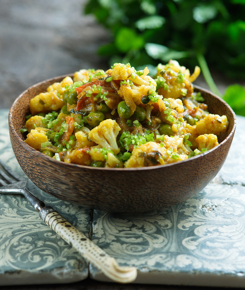 Indian cauliflower curry with peas