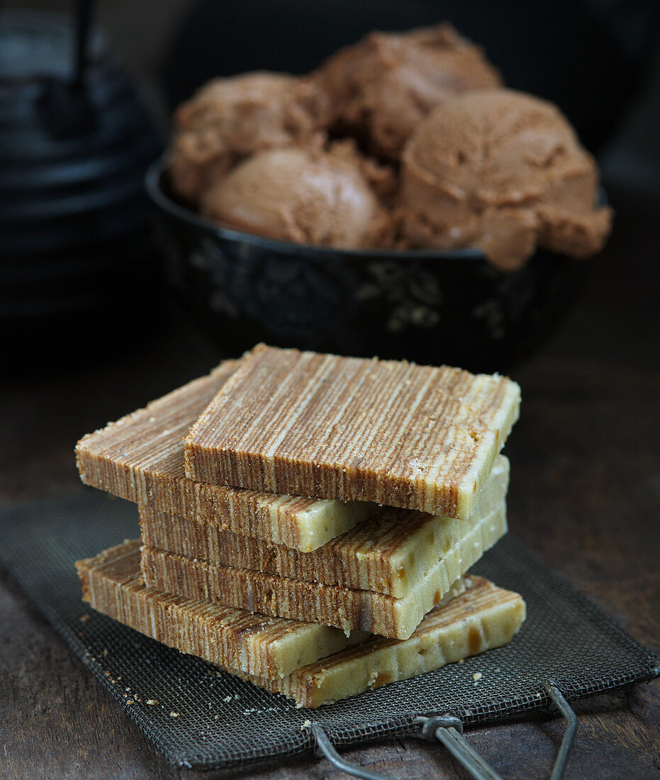 Indonesischer Baumkuchen mit Tamarindeneis