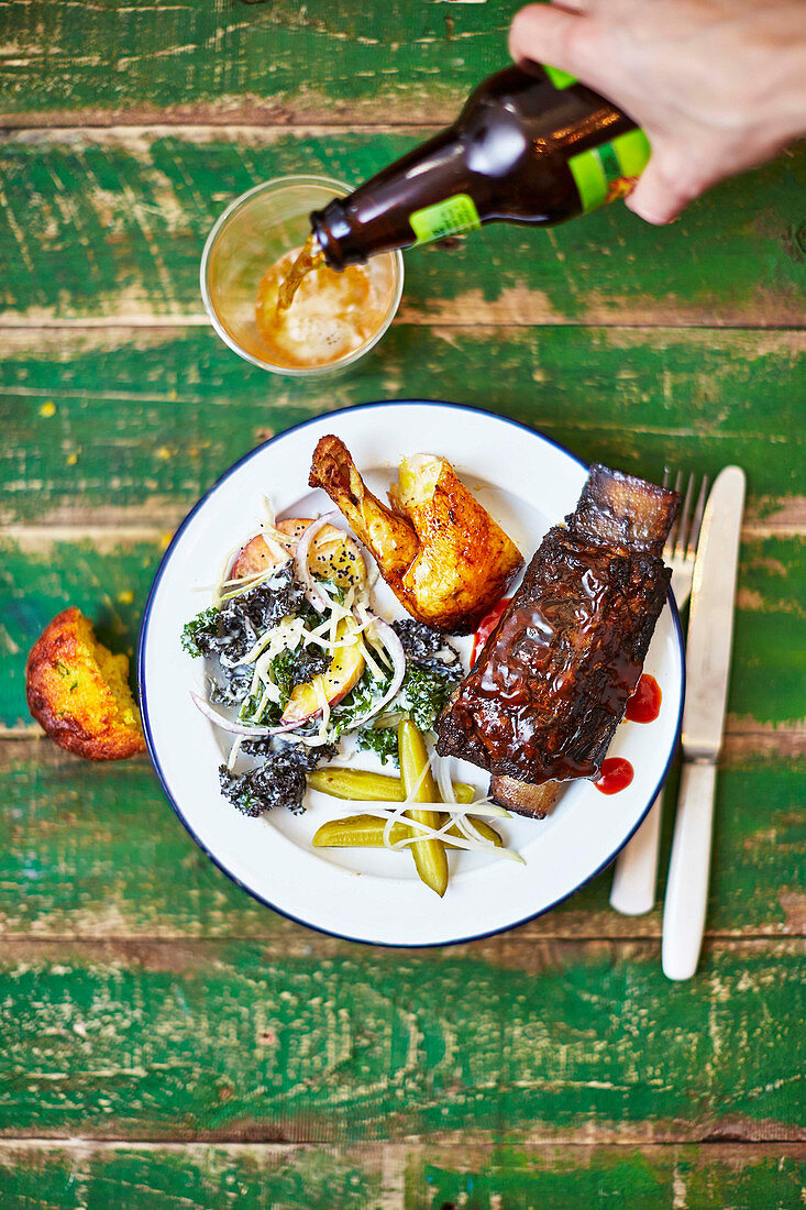 Texanischer Grillteller mit Short Ribs, Hähnchen und Grünkohl