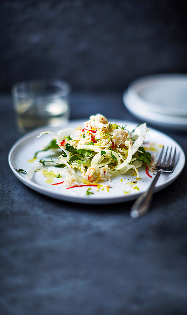 Krebs mit Chili und Fenchel-Petersilien-Salat