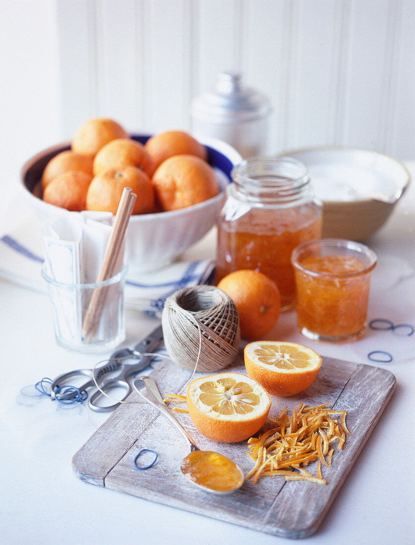 Selbstgemachte Orangenmarmelade mit Orangenzesten