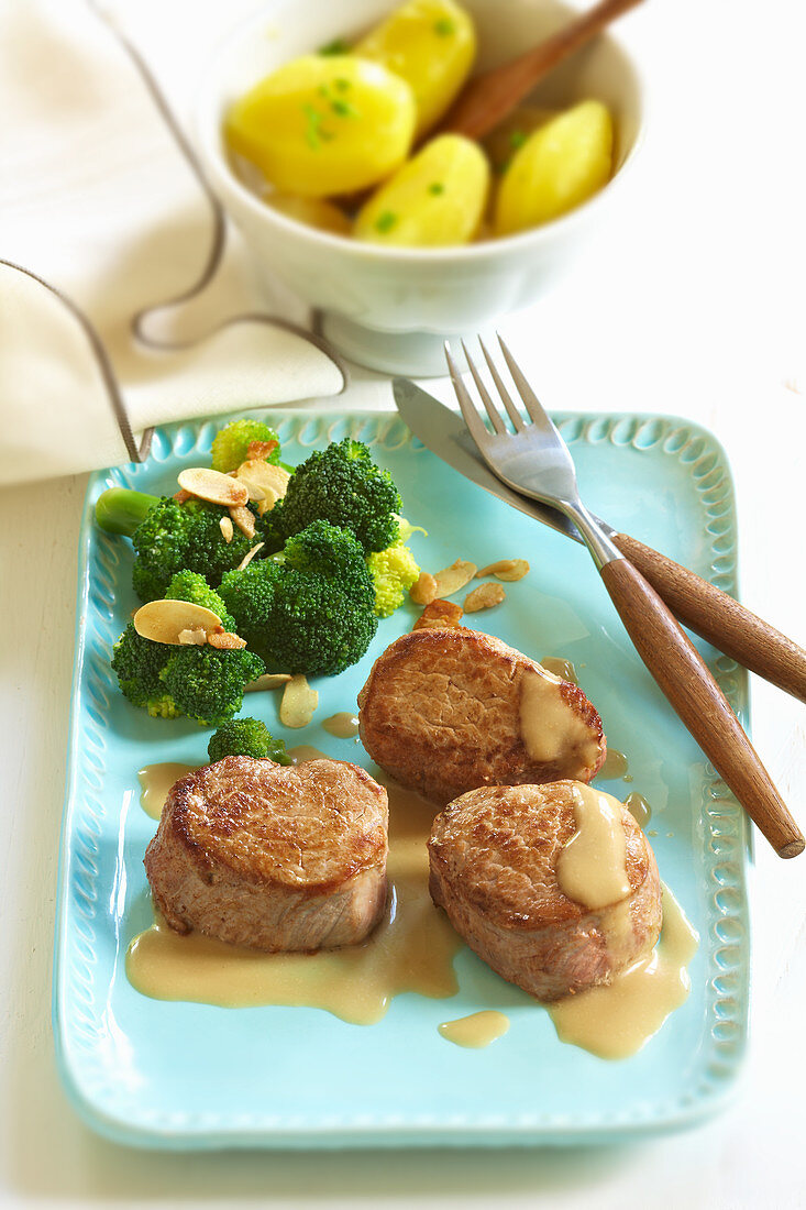 Pork medallions with broccoli and flaked almonds