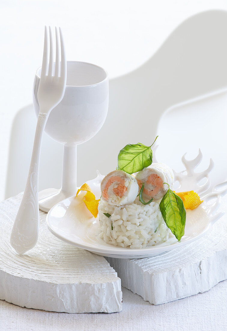 Fischröllchen auf Reistimbale mit Basilikum
