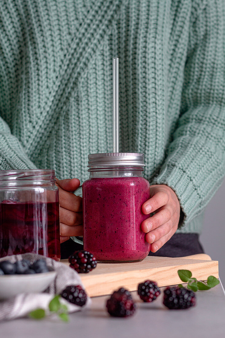 Beerensmothie im Glas mit Trinkhalm