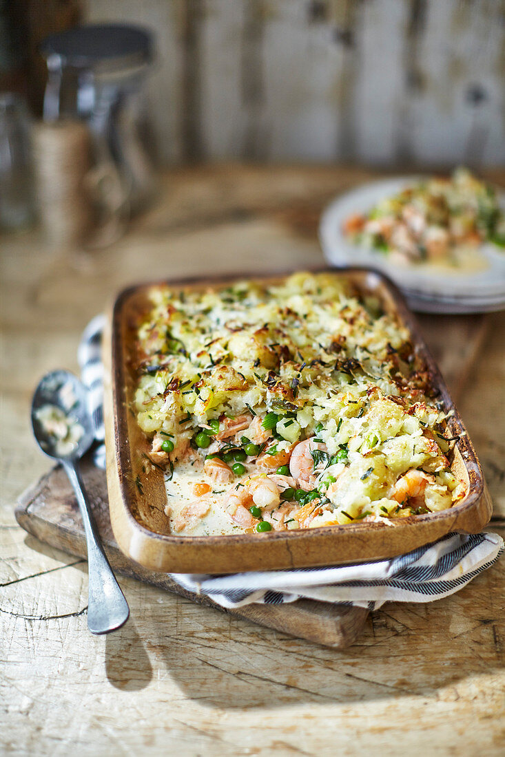 Sommerliche Fischpie mit Garnelen